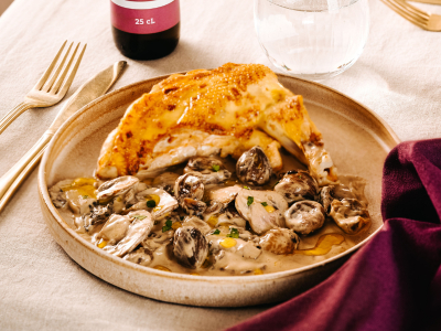Suprême de poulet aux champignons, marrons et huile infusée à l'ail