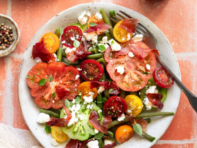 Salade d’haricots verts, tomates, jambon croustillant, feta et huile de noisette