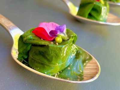 Bouchées de chèvre frais, huile d’onagre, enrobées de feuilles de tilleul