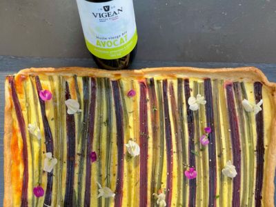 Tarte avec tiges de fanes de betteraves, ricotta et huile vierge bio d'avocat