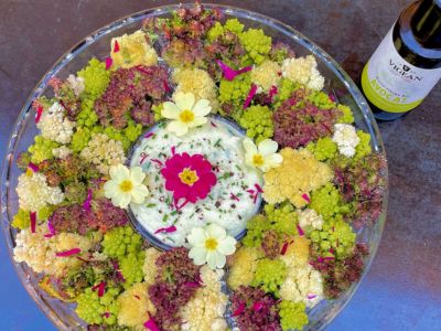 Plateau de choux-fleurs crus, dip de pâtisson, ail sauvage et huile d'avocat