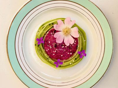 Mousse de betterave, fromage de chèvre, courgette crue et sésame