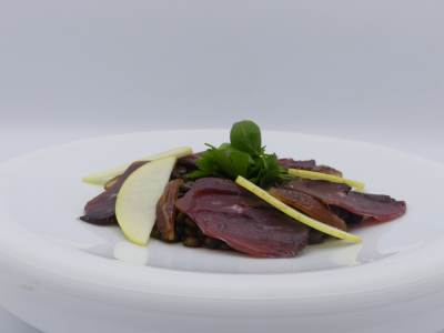 Lentilles vertes du Berry, magret de canard fumé, dattes, échalotes et pommes