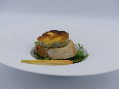 Salade d'hiver aux herbes fraiches,  poire, noix et fromage de chèvre