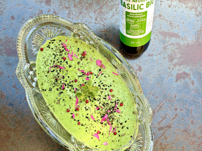 Velouté frais de peaux de concombres et huile infusée au basilic