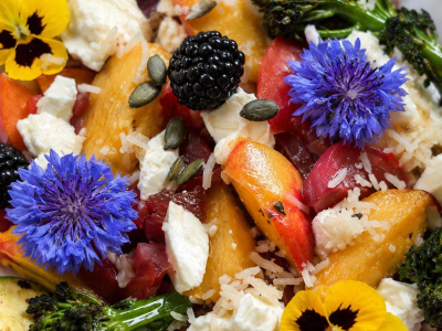 Salade complète d’été au basilic, fruits & edamame