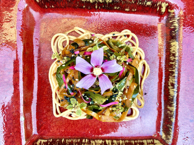 Wok d’épluchures, spaghettis & huile de sésame